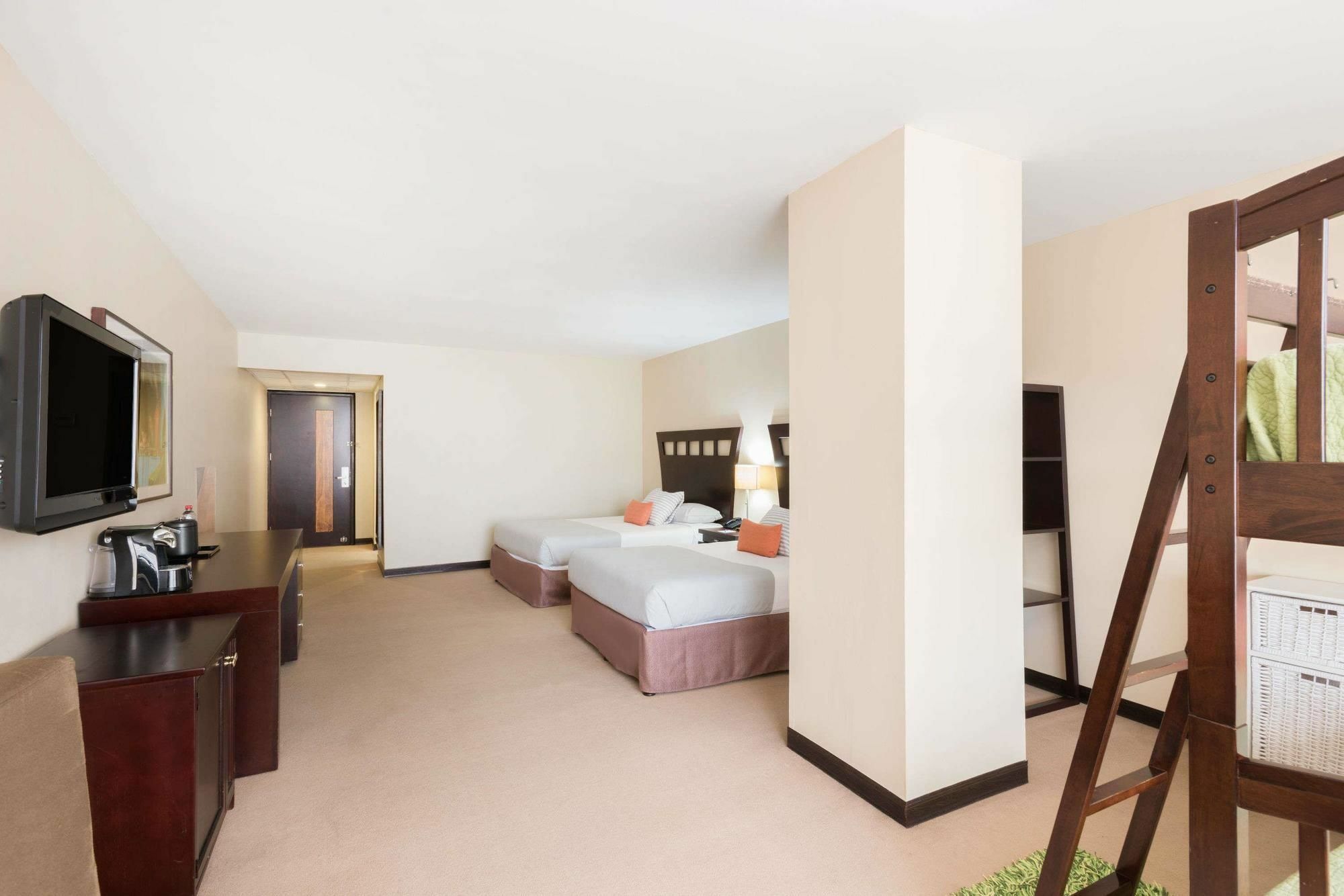 Tryp By Wyndham San Jose Sabana Hotel Exterior photo